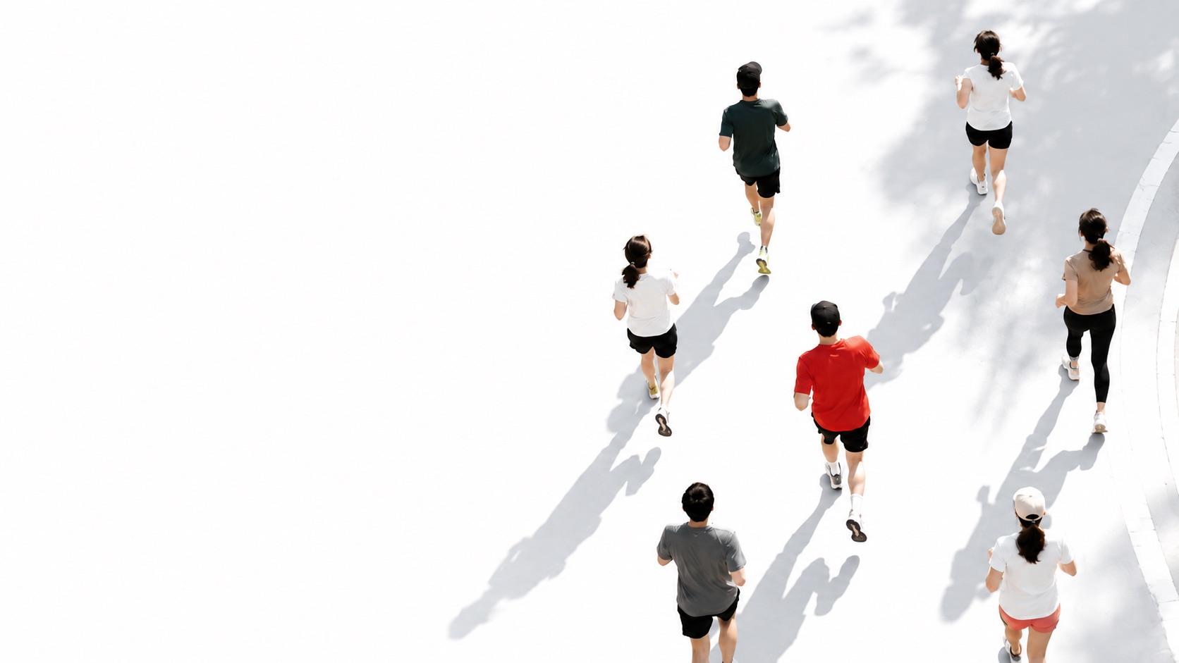 밝은 산책로를 함께 걷고 달리는 사람들을 위에서 내려다본 장면